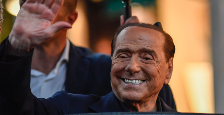 Berlusconi shockeert: Dan stuur ik een bus vol prostituees naar de kleedkamer