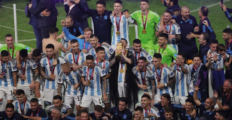 Messi lift WK-trofee in goud-zwarte mantel: Het is afschuwelijk