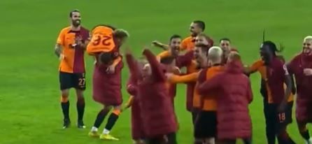 Scorende Mertens helpt Galatasaray aan zege, gelijkspel voor Clement in derby