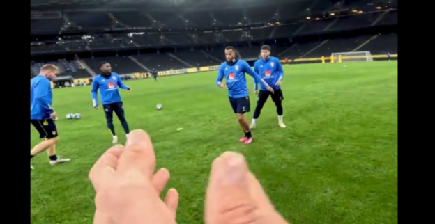 Voor even Ibrahimović.. spits laat je meevoetballen op de training van Zweden 