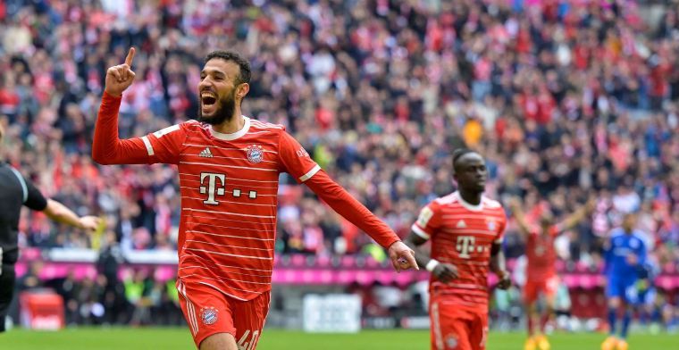 Bayern-fans keren zich tegen Mazraoui met spandoek in Allianz Arena