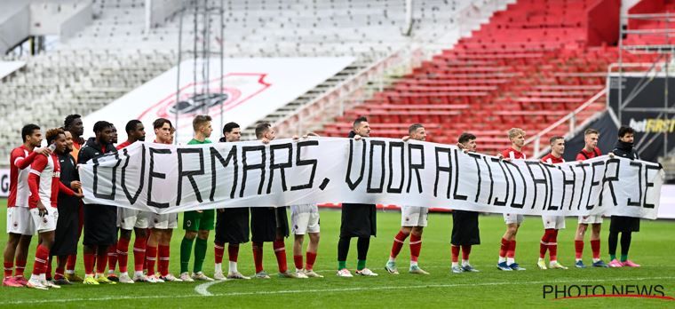 Antwerp-spelers pakken uit met spandoek: 'Overmars voor altijd achter je'