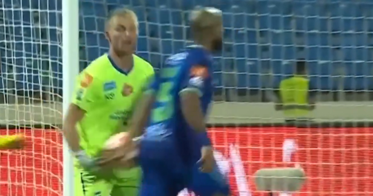 Pech of domste penalty ooit? Bizarre handsbal in Saudi-Arabië